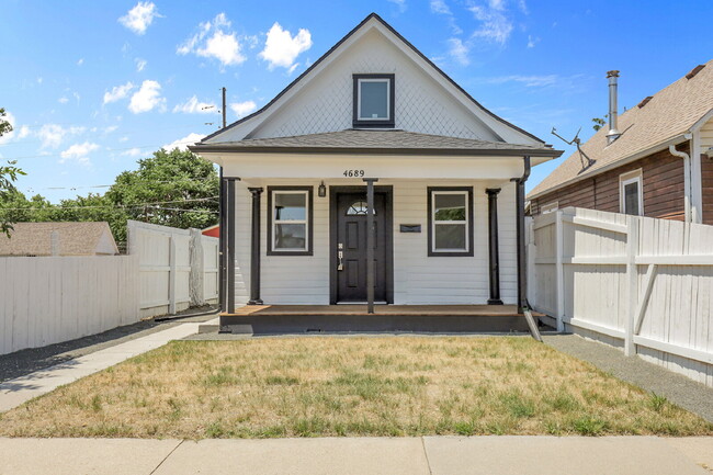 Building Photo - $2,295 - 2 Bed, 1 Bath Newly Renovated Hom...