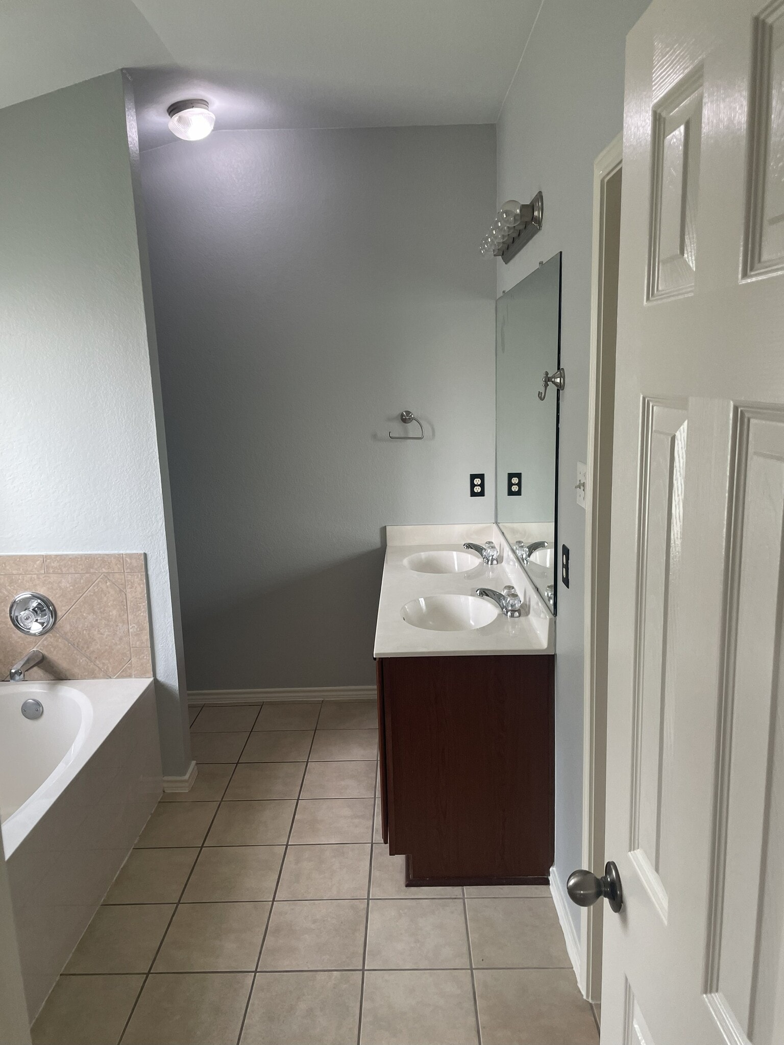 Building Photo - 3208 Clinton Pl