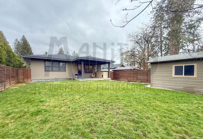 Building Photo - Spacious South Hill Home