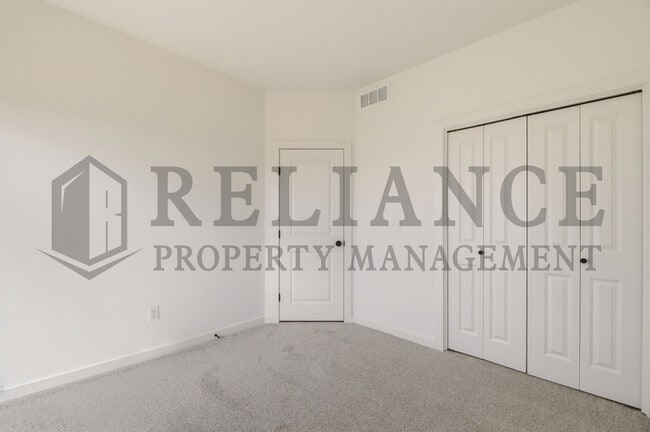 Building Photo - 5247 N Pinecrest Ct