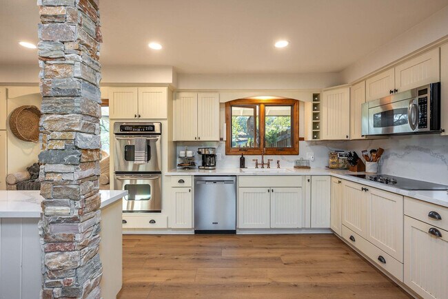 Building Photo - 43620 Washburn Dr