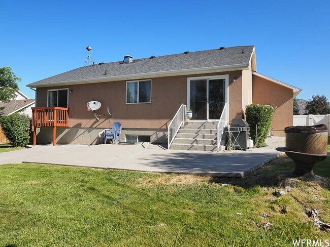 Building Photo - Spacious Rambler w attached 2 car garage!