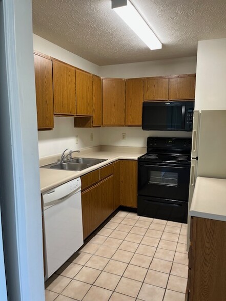 Kitchen with all appliances - 120 Twyckenham Blvd