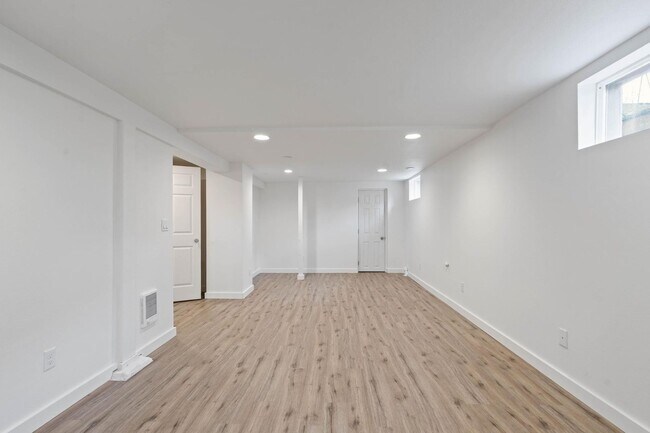 Building Photo - Unique, spacious 4-bdrm/3-bath Craftsman w/ lots of character. Bonus room, near Alberta District!