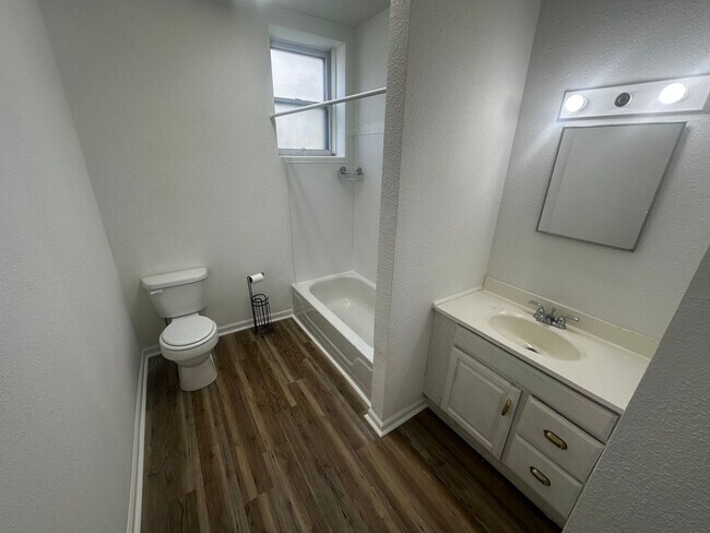 Building Photo - 1501 Faraon St