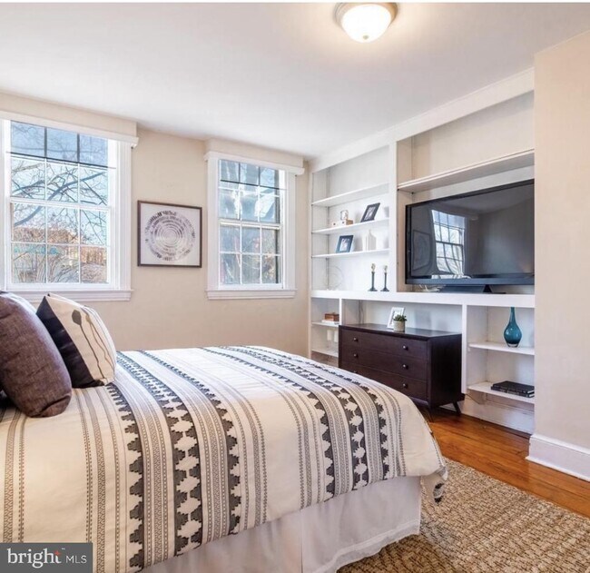 Building Photo - 211 3rd St SE