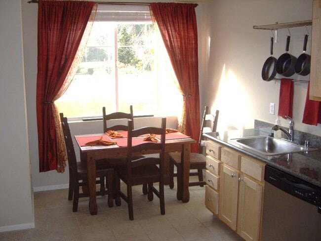 Building Photo - 0bd/1ba Sammamish Condo