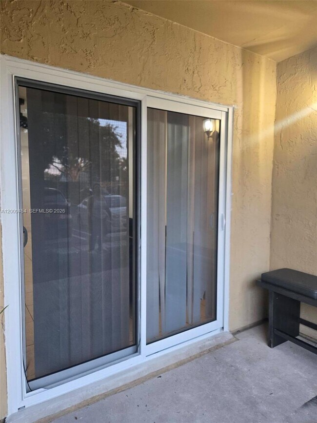 Building Photo - 733 Riverside Dr