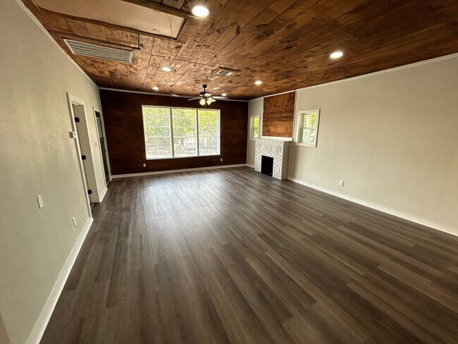 Building Photo - 1245 Kayton Ave