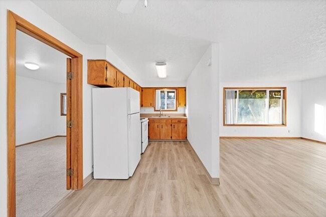 Building Photo - 3 bedroom 2 bath townhouse downtown Hillsboro!