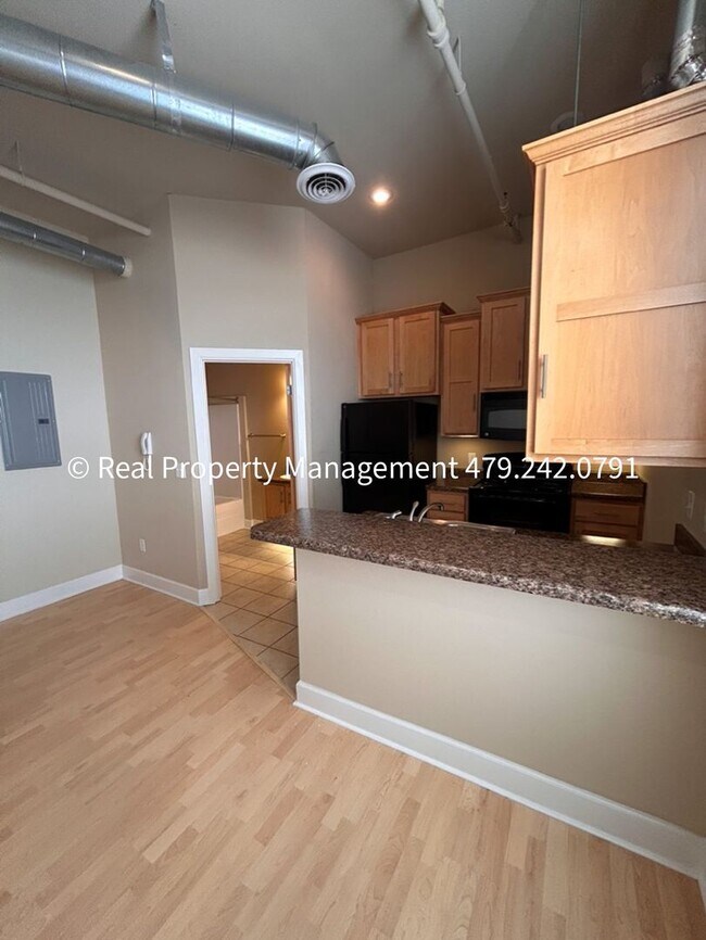 Building Photo - $850 MOVE-IN SPECIAL (does not include app...