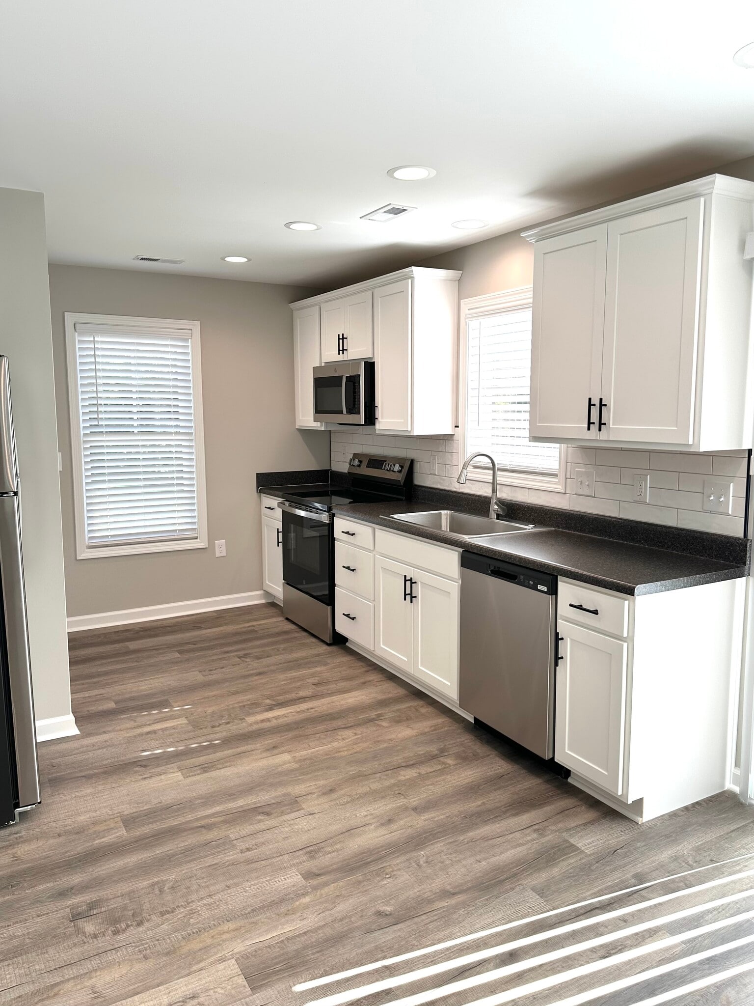 SS appliances, plenty of soft close cabinet doors/drawers - 2217 Kenwood Blvd SE