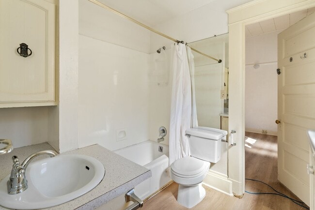 Building Photo - 5 Bedroom 2 Bathroom House - AVAILABLE JULY 2026 - MAY 2027