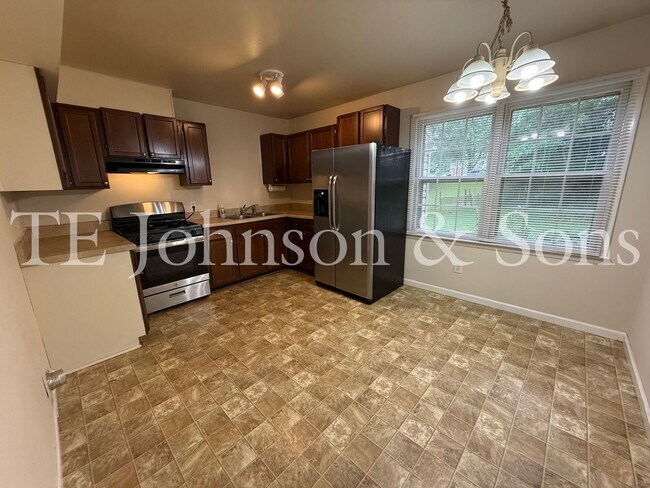 Building Photo - Charming 4 Bedroom Ranch with Fenced Yard and Hardwood Floors