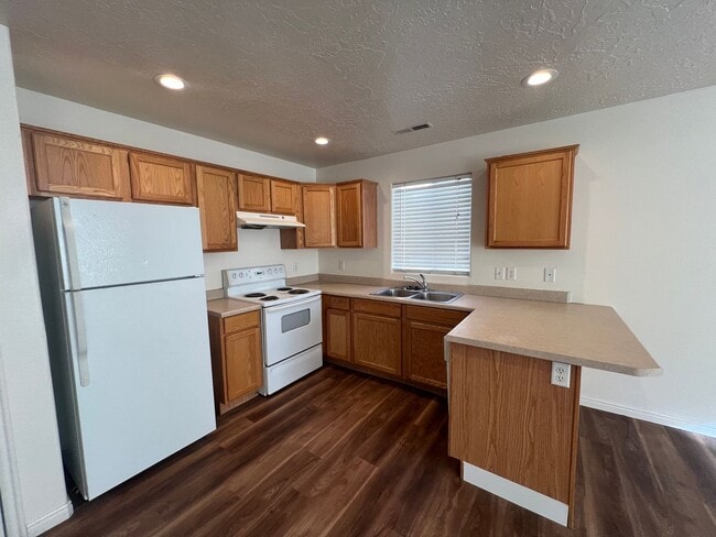 Building Photo - 3 bedroom, 2 bathroom twin home in Cedar Willows