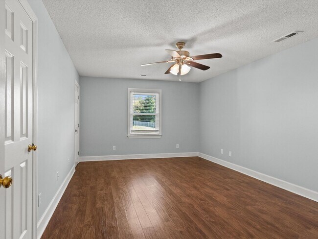 Building Photo - Great location in Harvest and only minutes...