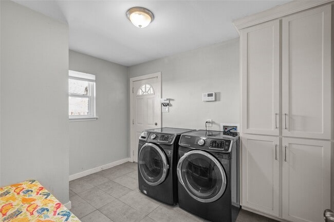 Building Photo - 10303 Greenwillow Dr