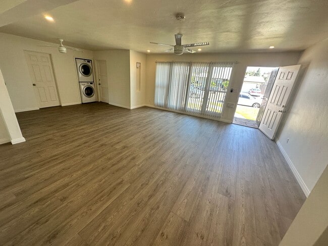 Building Photo - Large House on Dorothy Dr!