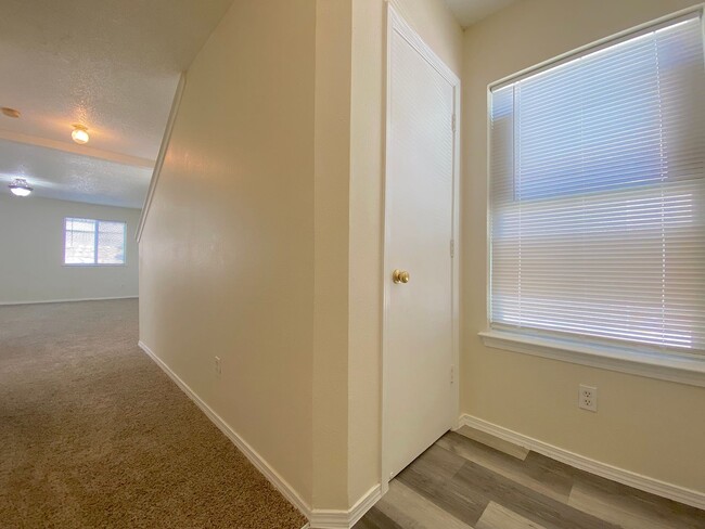 Building Photo - 4bed/2bath plus Bonus Loft!