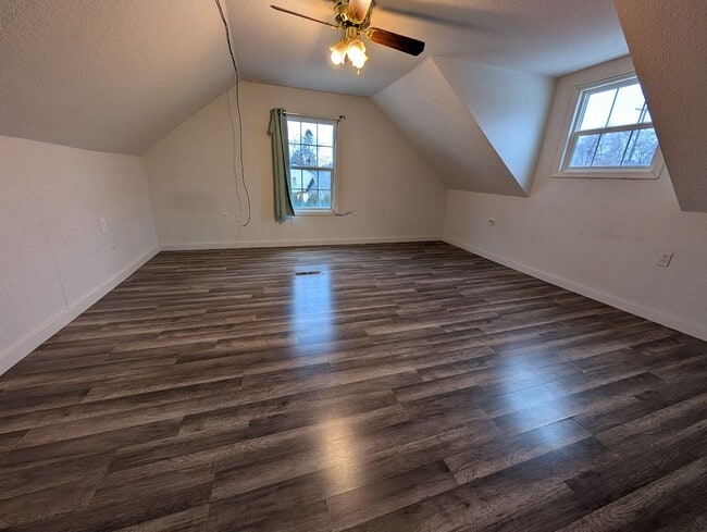 Building Photo - 3 bed 1 bath Orchards House