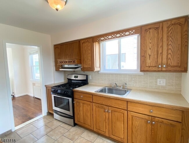 Building Photo - 52 Day St