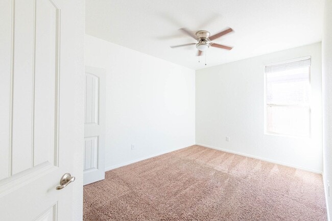 Building Photo - 4 Bedroom 2 Bathroom Ready to rent April 1st, 2026