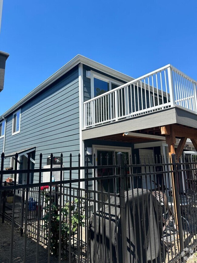 Building Photo - Brand new remodel - top floor 2 bedroom wi...