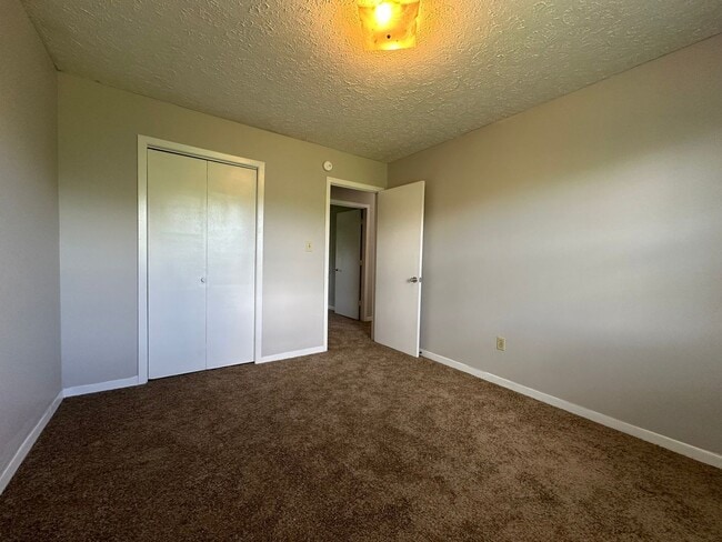Building Photo - 2 Bedroom / 1.5 bath Townhouse, Kingsport TN