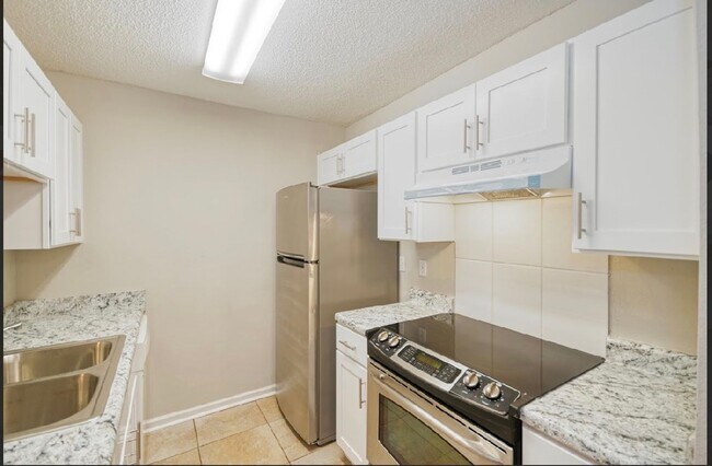 Building Photo - Fully renovated 3 BR/ 2 BA townhome off of Capital Park Circle