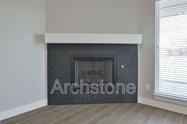 Building Photo - 2140 N Everest Ave