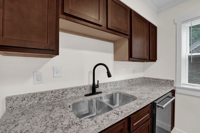 Building Photo - Recently Renovated Brick Home Located Minutes away from Memphis International Airport!
