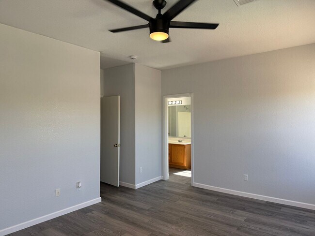 Building Photo - 33190 N Cherry Creek Rd