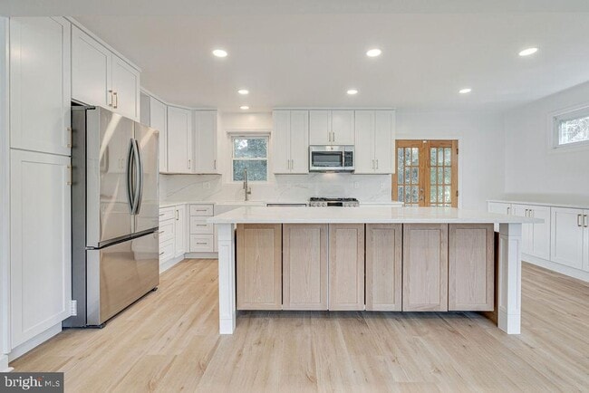 Building Photo - 869 Patrick Henry Dr