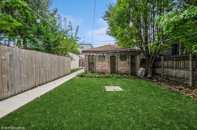 Building Photo - 2628 N Ridgeway Ave