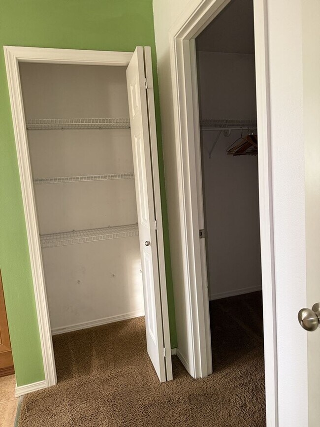 Building Photo - Spacious 3 Bed/2.5 Bath Federal Way Home.