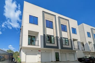 Building Photo - Luxury 2-Bed, 2-Bath @ University Oaks!