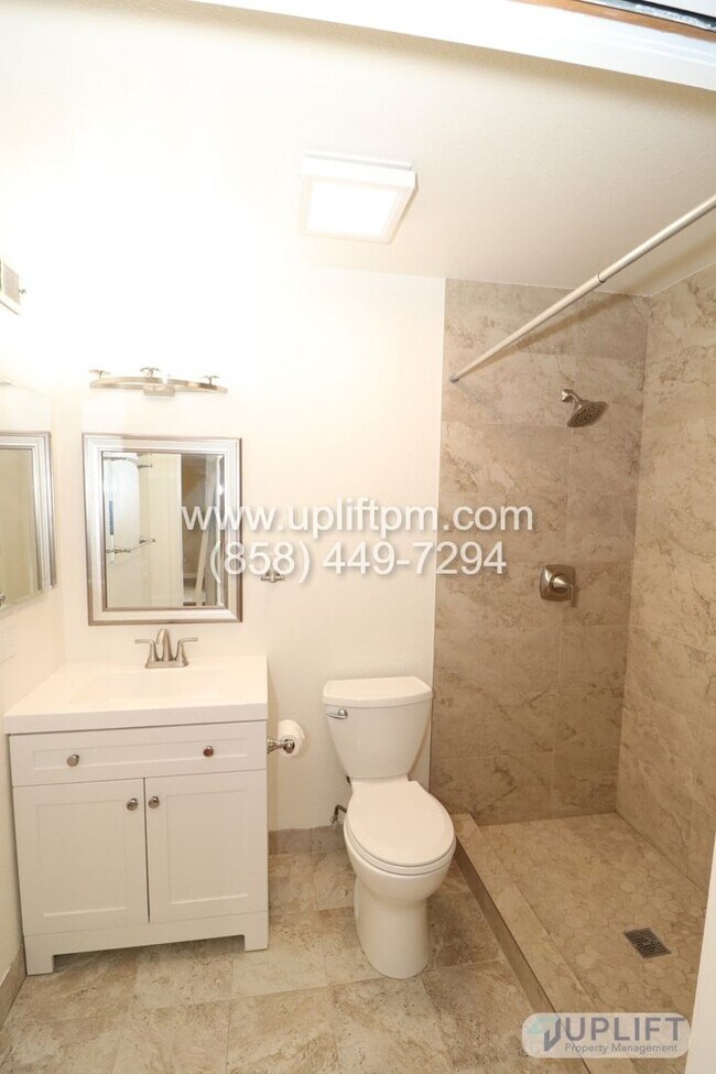 Building Photo - 3 Bed, 2 Bath House w/ 2-Car Garage, Priva...