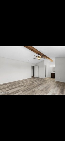 Master bedroom - 10961 Peppermill Ln