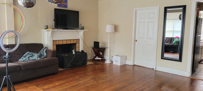 Building Photo - Charming 3 Bed / 2 Bath Home Just Minutes ...
