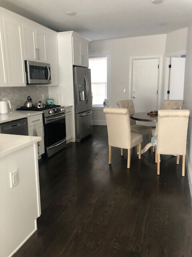 Building Photo - Beautiful 4 Bed 2 Bath in Brookline available 9/1