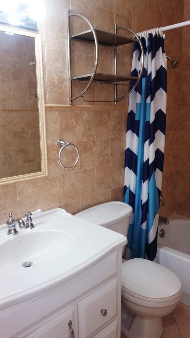 Building Photo - 531 W Kalmia Dr