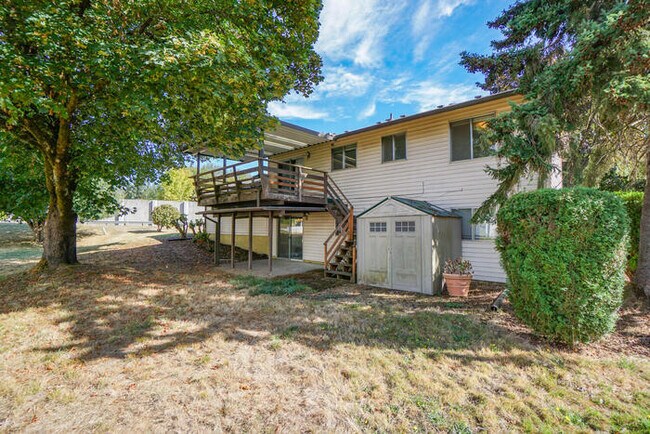 Building Photo - FOUR BEDROOM SPLIT LEVEL IN SALMON CREEK