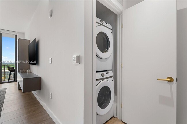 Building Photo - 2678 Tigertail Ave