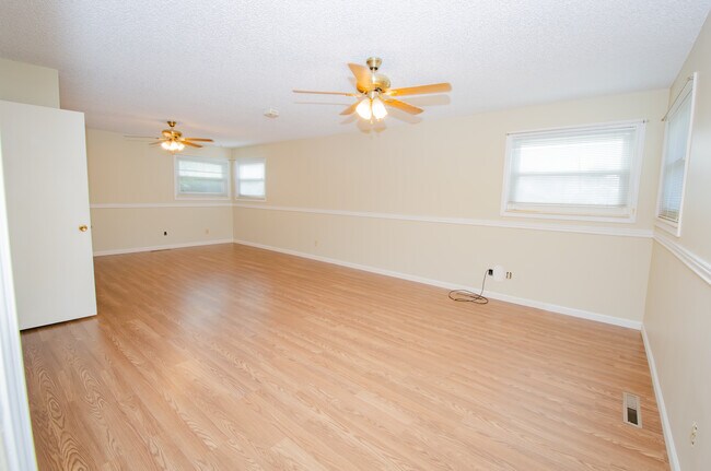Building Photo - 215 Hillcrest Pl