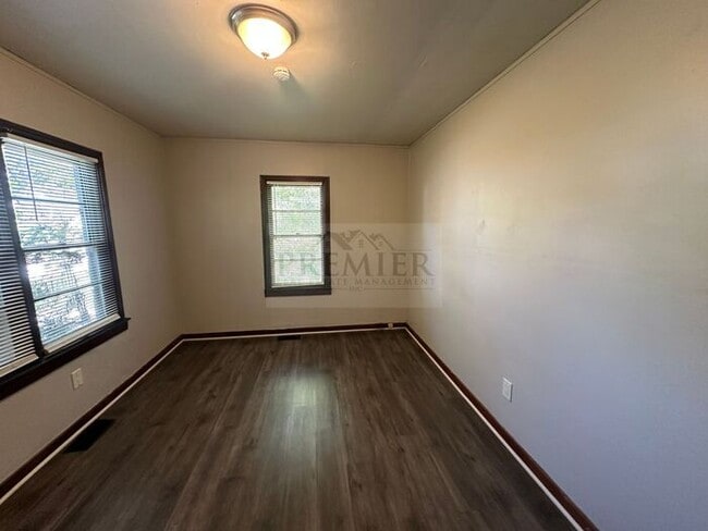 Building Photo - 1 bd/1 ba -1017 S Glenwood Dr #A, Independence, MO 64053 DUPLEX - Rent $799 - FALL MOVE IN SPECIA...