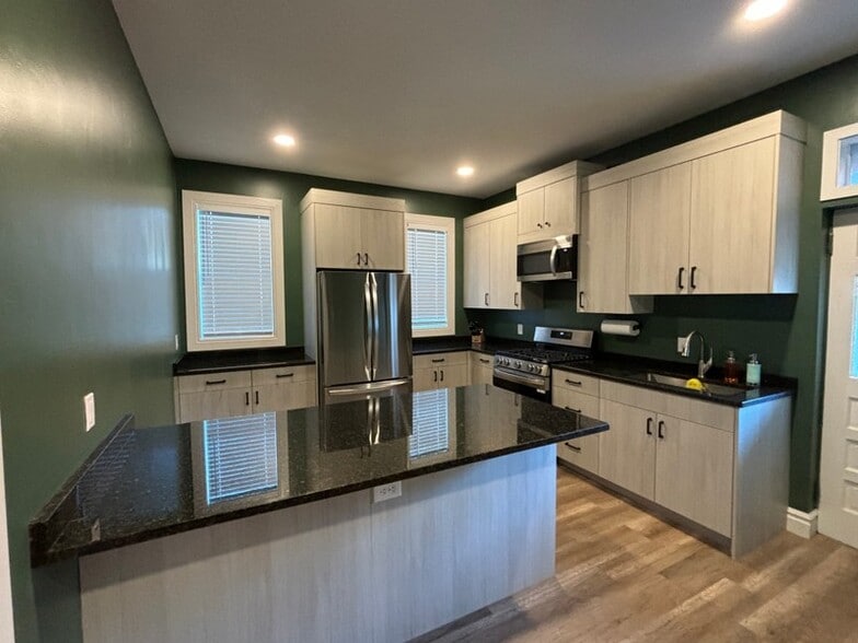 Building Photo - 488 N 400 E