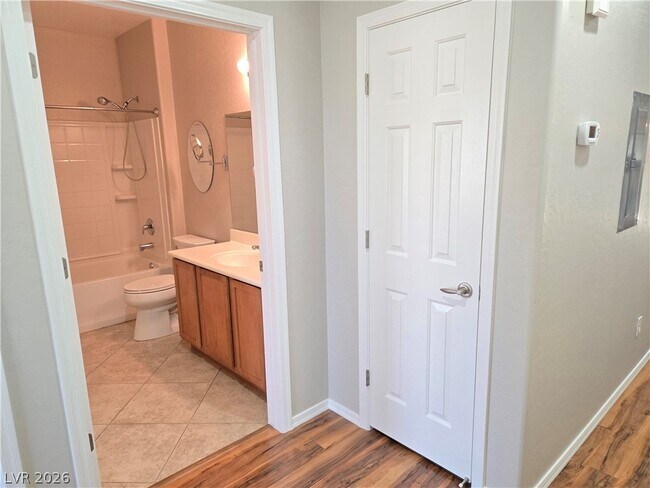 Building Photo - 6868 Sky Pointe Dr