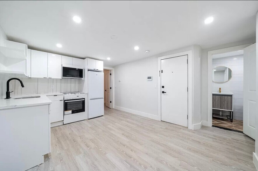 Building Photo - 28 Dales Ave