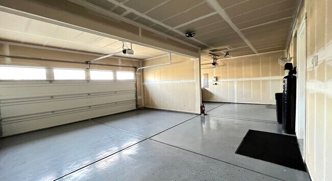 Building Photo - West Richland Home On 0.32 Acres
