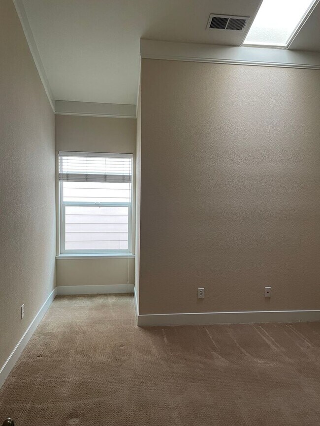 Building Photo - I STREET/22ND CORNER